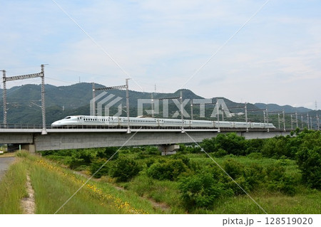 山陽新幹線　岡山県吉井川橋梁を疾走 128519020