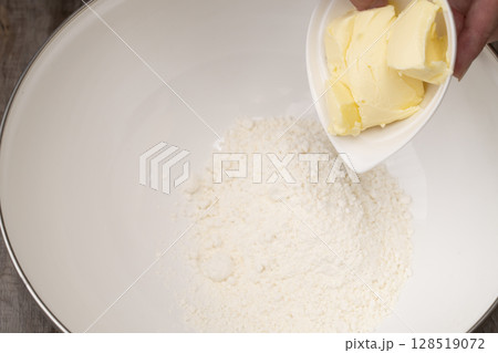 タルト生地を作る工程　生地を捏ねて伸ばしタルト型に敷き詰める 128519072