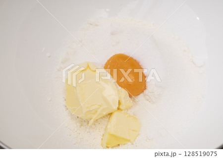 タルト生地を作る工程　生地を捏ねて伸ばしタルト型に敷き詰める 128519075