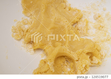 タルト生地を作る工程 生地を捏ねて伸ばしタルト型に敷き詰める タルト生地を作る工程 生地を捏ねて伸ばしタルト型に敷き詰める 128519077