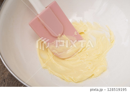 アーモンドクリームを作りタルト生地に流し込む 128519195