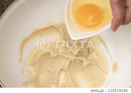 アーモンドクリームを作りタルト生地に流し込む 128519198