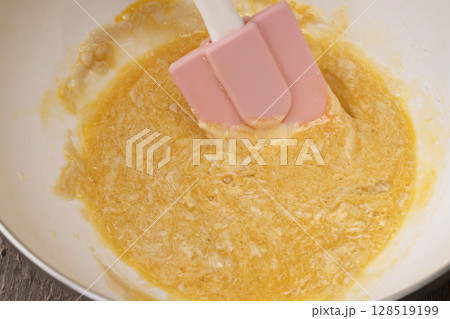 アーモンドクリームを作りタルト生地に流し込む 128519199