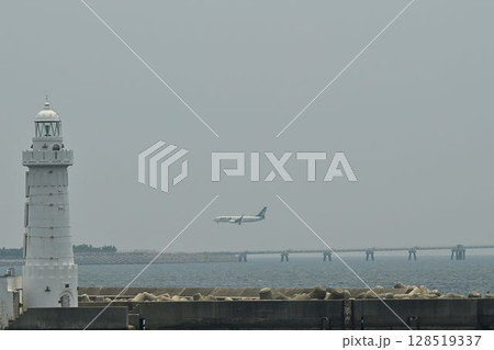 神戸港の玄関・神戸第1防波堤東灯台沖合　神戸空港を望む 128519337