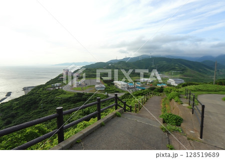 津軽半島 龍飛崎の階段村道頭頂部 南方面の景色(青森県外ヶ浜町) 津軽半島 龍飛崎の階段村道頭頂部 南方面の景色(青森県外ヶ浜町) 128519689