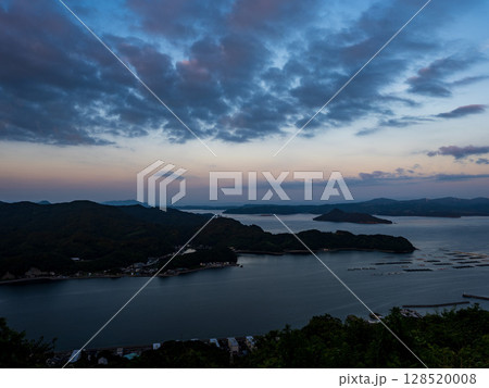 天草夕陽八景、遠見山公園から不知火海側の夕暮れ 天草夕陽八景、遠見山公園から不知火海側の夕暮れ 128520008