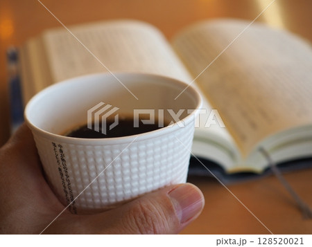 コーヒーを飲みながらの読書 コーヒーを飲みながらの読書 128520021