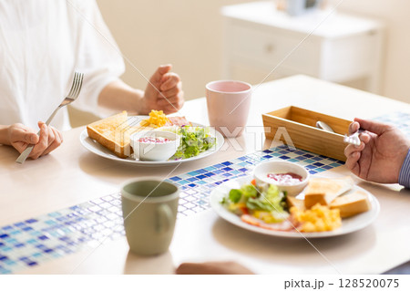 朝食を食べる夫婦の手元 128520075