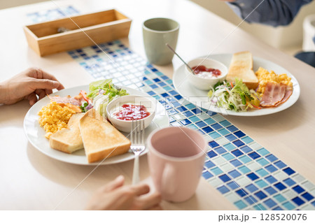 朝食を食べる夫婦の手元 128520076