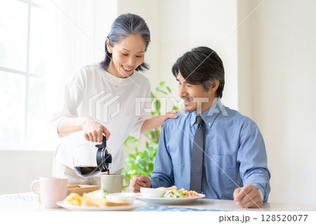 コーヒーを注ぐ女性 128520077