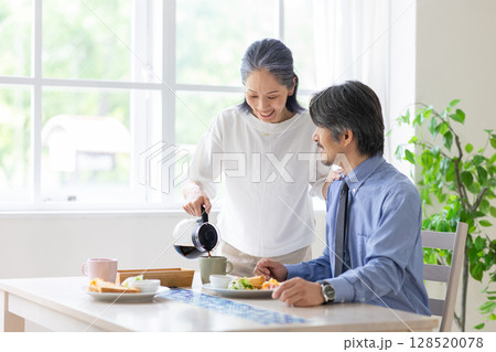 コーヒーを注ぐ女性 128520078