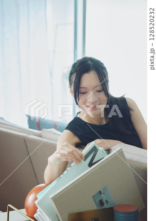 リビングで読書をする女性 リビングで読書をする女性 128520232