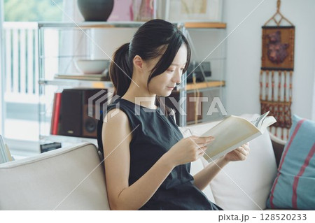 リビングで読書をする女性 リビングで読書をする女性 128520233