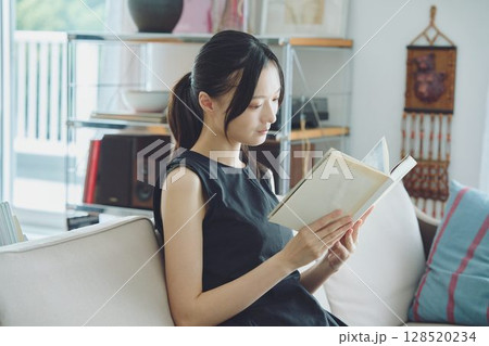 リビングで読書をする女性 リビングで読書をする女性 128520234