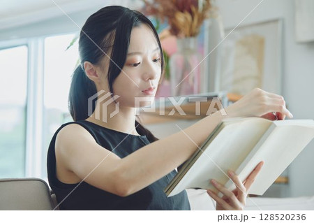 リビングで読書をする女性 128520236
