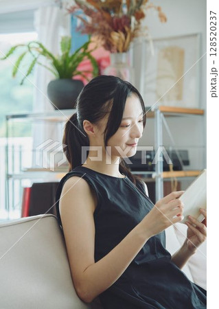 リビングで読書をする女性 128520237