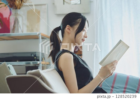 リビングで読書をする女性 128520239