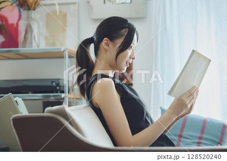 リビングで読書をする女性 リビングで読書をする女性 128520240
