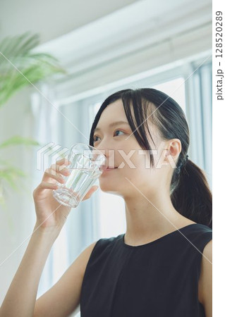 水を飲む女性 128520289