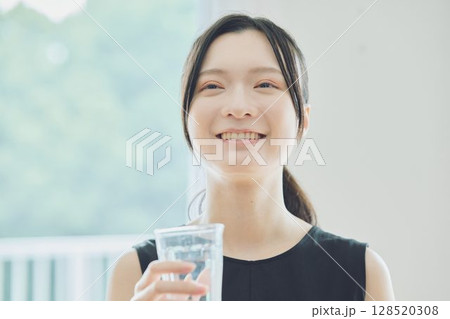 水を飲む女性 水を飲む女性 128520308