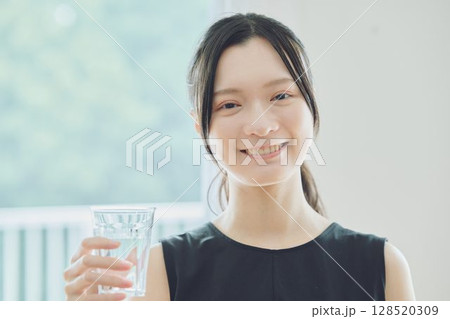 水を飲む女性 128520309