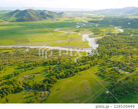 モンゴル・ウランバートル空港を離陸した機内より見る草原 128520449