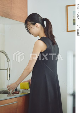 洗い物をする女性 128520505