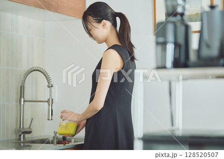 洗い物をする女性 128520507