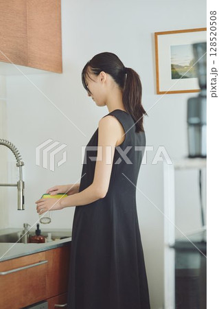 洗い物をする女性 128520508