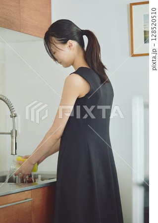洗い物をする女性 128520510