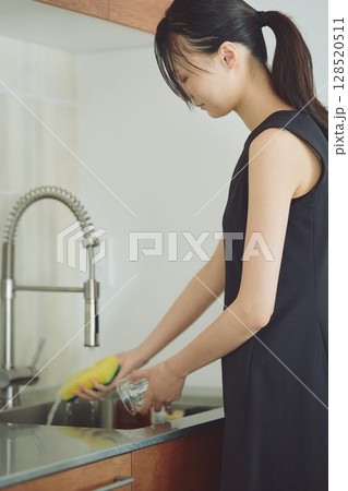 洗い物をする女性 洗い物をする女性 128520511