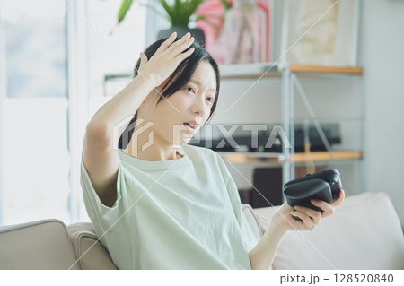 リビングでゲームをする女性 リビングでゲームをする女性 128520840