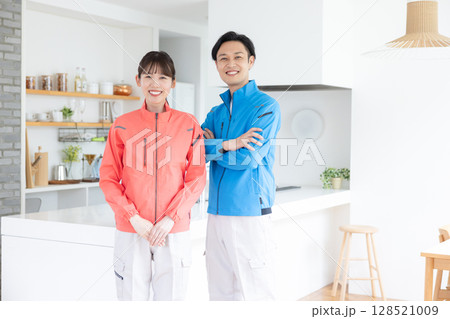 ハウスクリーニング　スタッフのポートレート 128521009