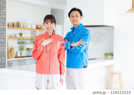 ハウスクリーニング　スタッフのポートレート 128521010