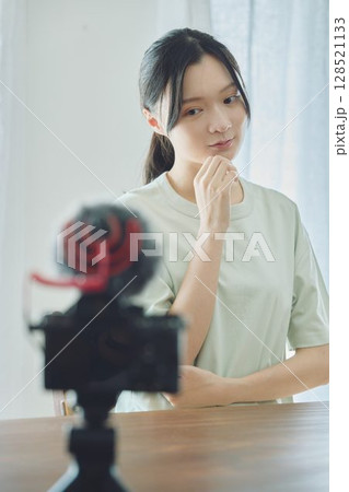 動画配信をする若い女性 128521133