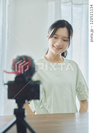 動画配信をする若い女性 動画配信をする若い女性 128521134