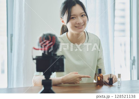 動画配信をする若い女性 動画配信をする若い女性 128521138