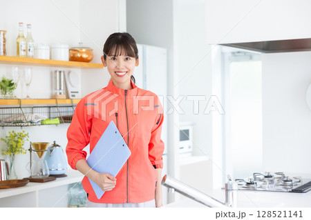 ハウスクリーニング　女性スタッフのポートレート 128521141