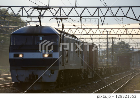 東海道本線を走るEF210-157コンテナ貨物列車 128521352