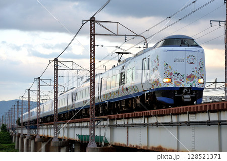 東海道本線を走る271系関空特急はるか号 東海道本線を走る271系関空特急はるか号 128521371