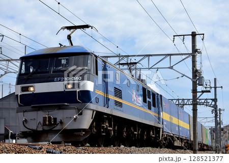 東海道本線を走るEF210-340コンテナ貨物列車 128521377