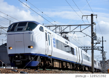 東海道本線を走る281系関空特急はるか号 128521392