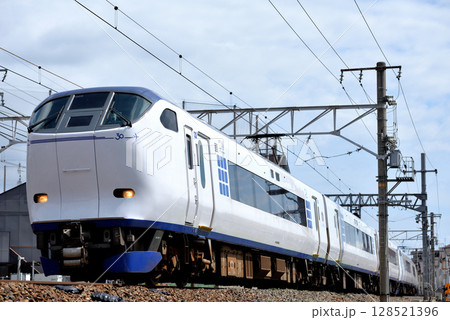 東海道本線を走る281系関空特急はるか号 128521396