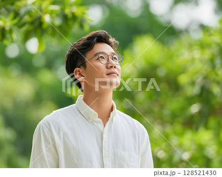 空を見上げる若い男性の希望の表情 128521430