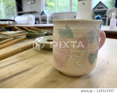 陶器の皿 陶器の皿 128521507