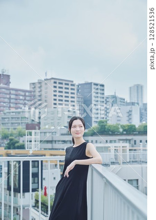 バルコニーで寛ぐ女性 128521536