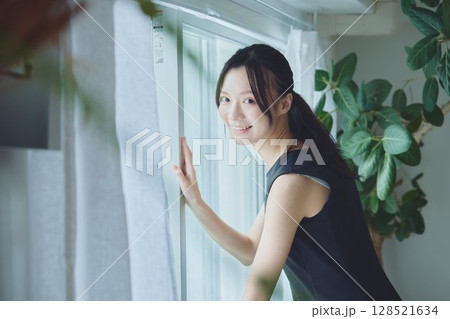 窓辺に立つ女性 128521634