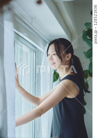 窓辺に立つ女性 128521636