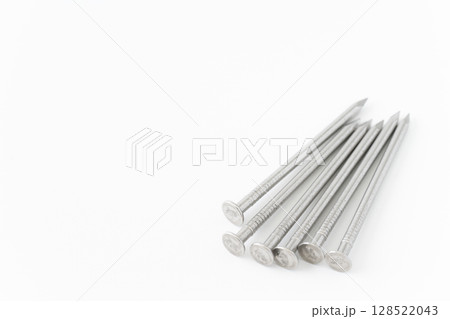 白背景に丸釘 128522043