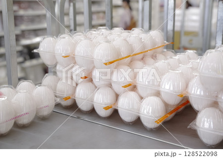 スーパーの卵売り場に並ぶ白い卵 128522098